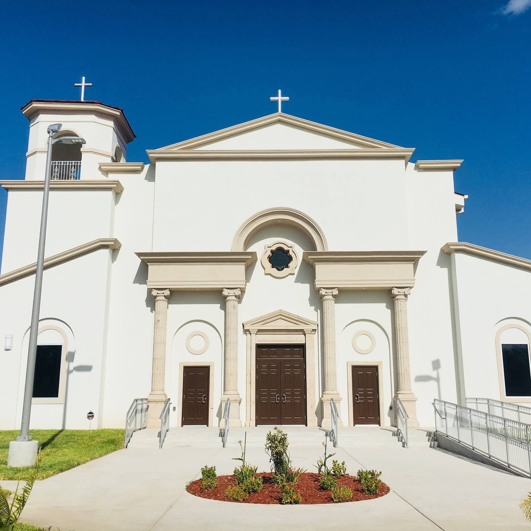 Fachada de la Iglesia del Sagrado Corazón de Jesús en Hidalgo, Texas